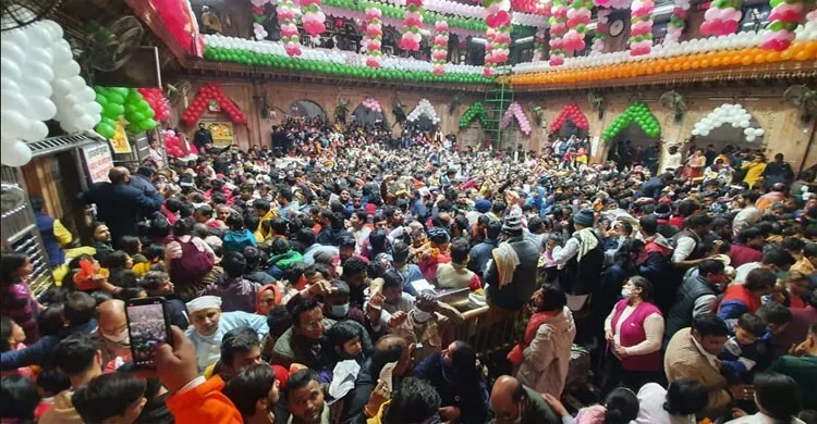 Vrindavan : बांके बिहारी मंदिर में भारी भीड़ के कारण बड़ा हादसा, दम घुटने से दो लोगों की मौत