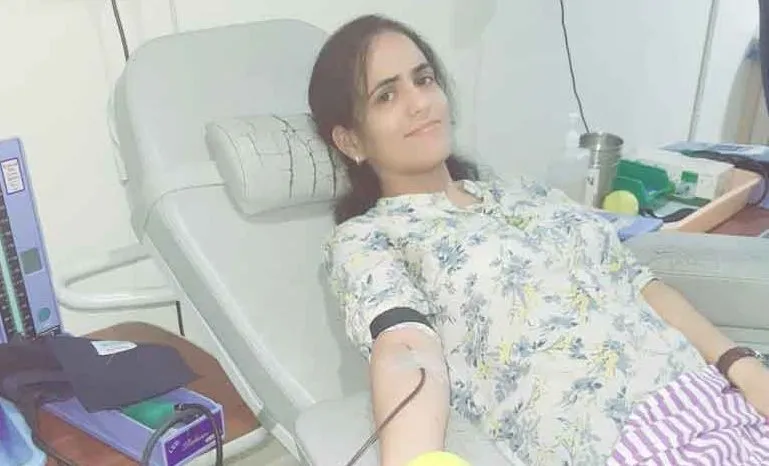 तमिलनाडू: भूमिका इन्सां ने डायलिसिस मरीज के लिए रक्तदान किया