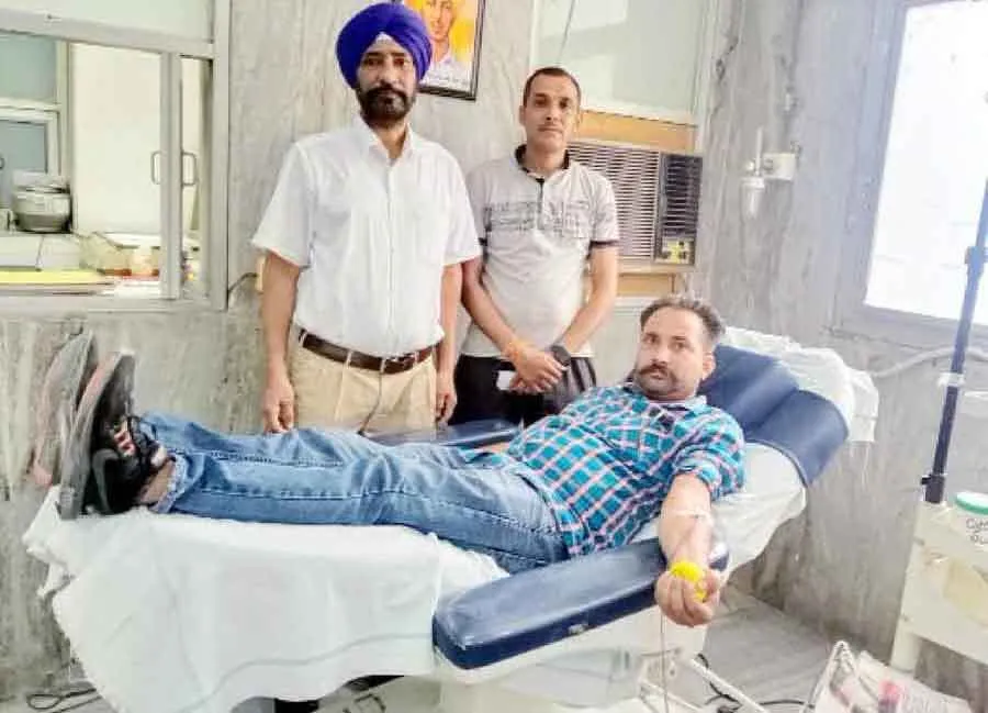 कैंसर पीड़ित सेना के जवान के लिए किया रक्तदान