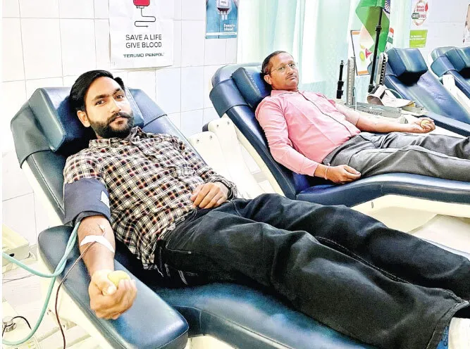 सच कहूँ स्टाफ सदस्य गुरजिन्द्र इन्सां व ब्रह्मपाल इन्सां ने किया रक्तदान