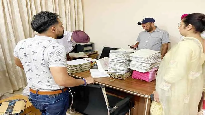 मोटर वाहन निरीक्षक, एजेंट रिश्वत लेते गिरफ्तार
