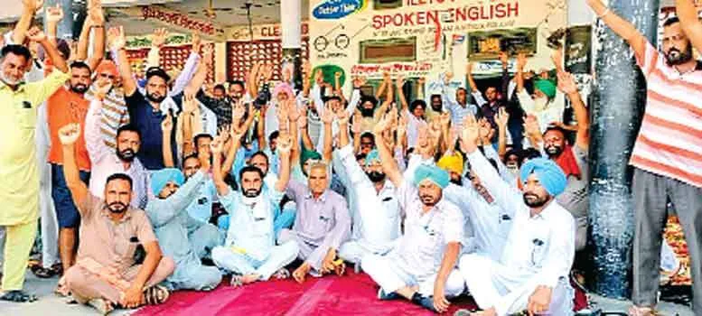 रोष: प्राईवेट बस ऑपरेटरों ने की हड़ताल, आमजन को हुई परेशानी
