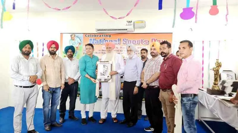 केबिनेट मंत्री ने खिलाड़ियों को किया सम्मानित