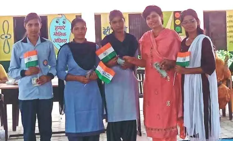उकलाना: शत प्रतिशत अंक हासिल करने वाली छात्राओं को नगद पुरस्कार देकर किया सम्मानित