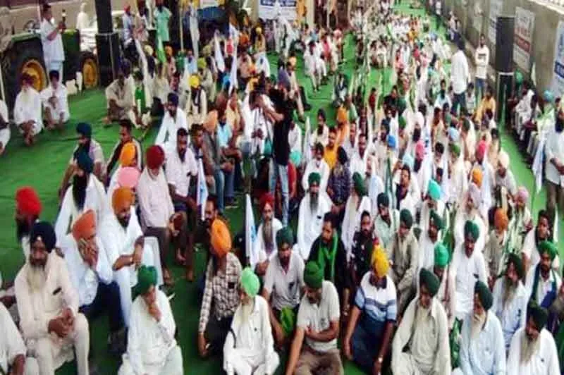 किसानों ने वेरका मिल्क प्लांट के आगे लगाया अनिश्चितकालीन धरना