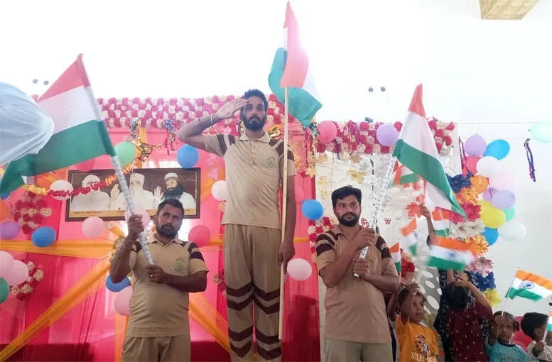 देशभक्ति के रंग में रंगी साध-संगत, राष्ट्रीय ध्वज फहराया, किया सेल्यूट
