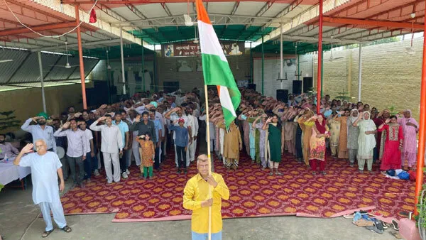 डेरा श्रद्धालुओं ने नामचर्चा घर में तिरंगा स्थापित कर किया सेल्यूट