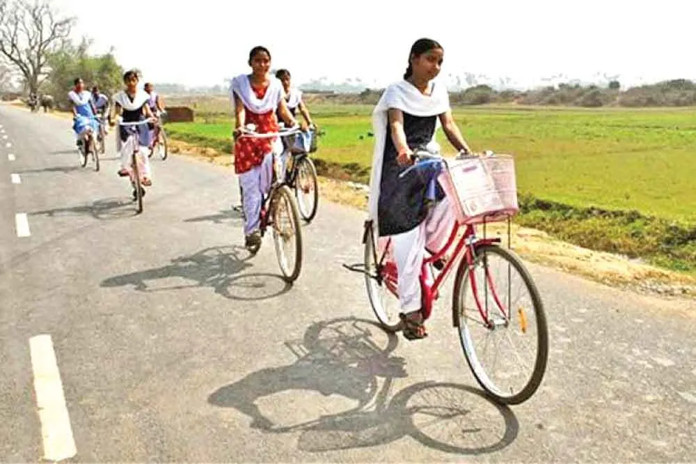खुशखबरी: अब एससी कैटेगरी के छात्र-छात्राएं साइकिल पर जाएंगे स्कूल