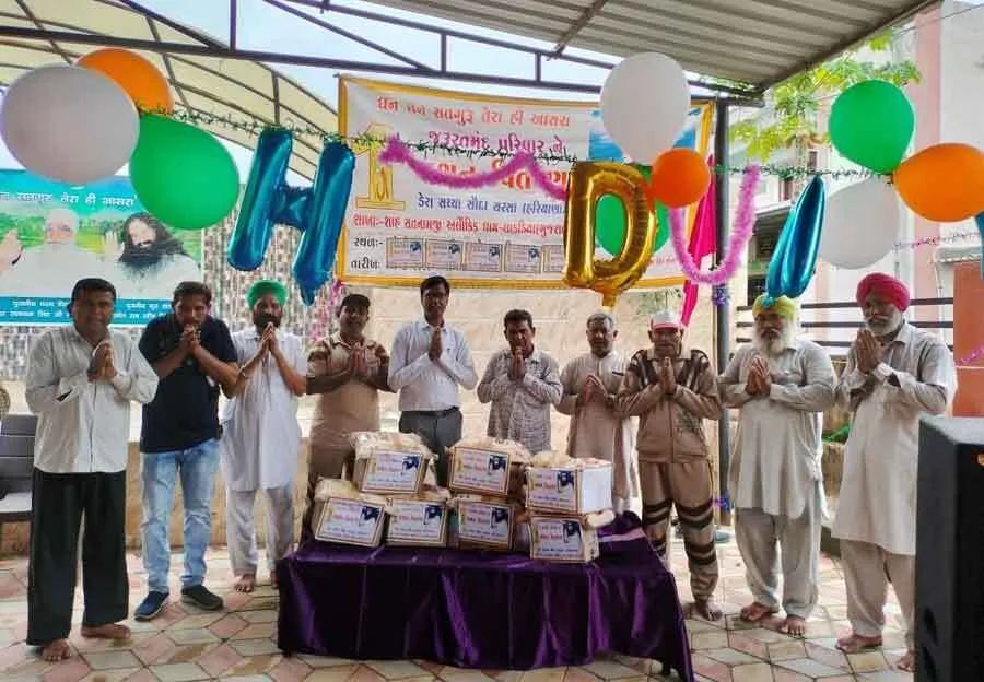 गुजरात के गांधी धाम में उमड़ी अवतार महीने की खुशियां