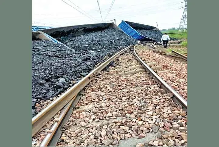 दिल्ली से सूरतगढ़ जा रही कोयले से भरी मालगाड़ी की नौ बोगी हुई बेपटरी