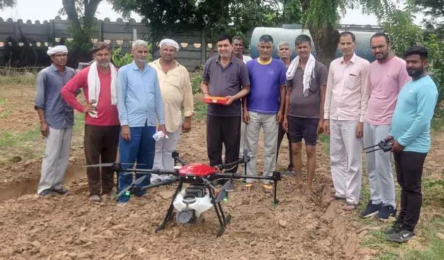 अब खेतों में ड्रोन करेगा कीटनाशकों का छिड़काव