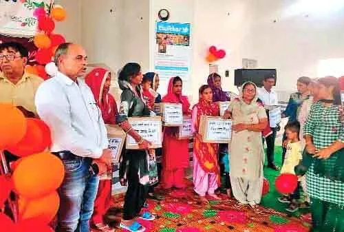हांसी के डेरा श्रद्धालुओं ने महिलाओं को दी पौष्टिक आहार किटें