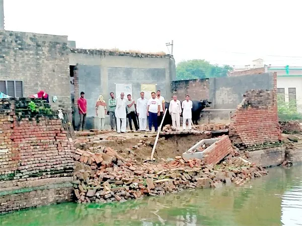 गांव मटौर में लोधर रोड पर स्थित बस्ती में जलभराव के कारण गिरी 60 फुट लंबी दीवार