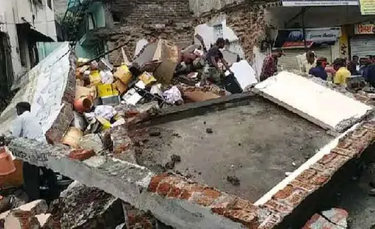 भारी बारिश के कारण मकान ढहा, अबोध शिशु सहित तीन लोगों की मौत