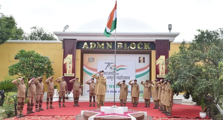 पूज्य गुरु जी की बेटी हनीप्रीत इन्सां ने डेरा सच्चा सौदा में लहराया राष्ट्रीय ध्वज तिरंगा