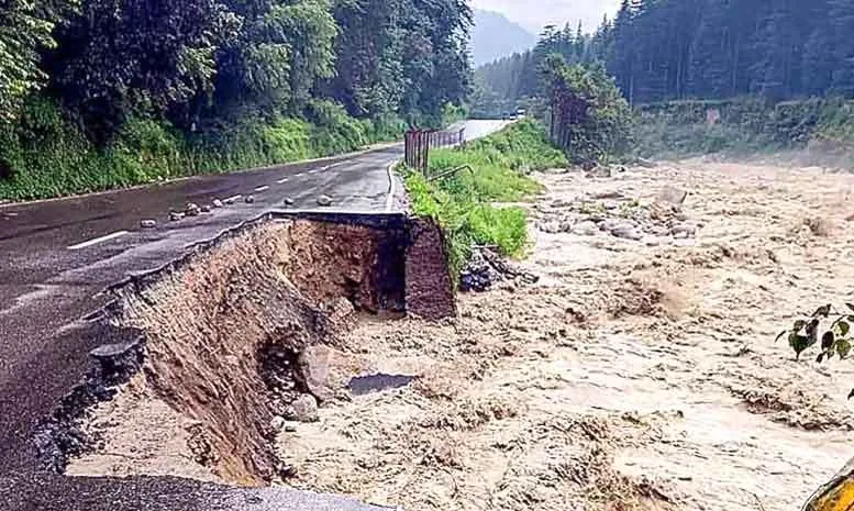 हिमाचल में भारी बारिश ने बरपाया कहर, चंबा में गाडियां बहीं, नौगल खड्ड में 10 लोग चपेट में आ गए
