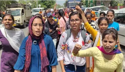 करनाल में सड़कों पर उतरी छात्राएं, नारेबाजी