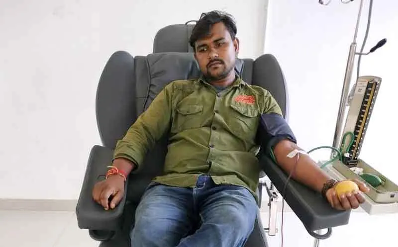 बिहार के डेरा श्रद्धालु कुमोद इन्सां ने रक्तदान कर बचाई जान