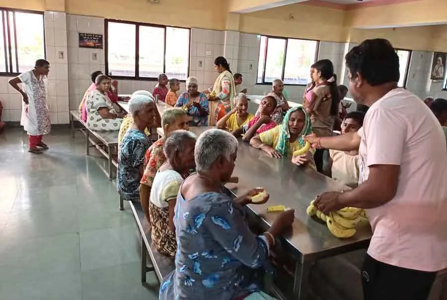 World Senior Citizen’s Day : महाराष्ट्र के डेरा श्रद्धालुओं ने बुजुर्गों की सेवा कर मनाया बेटियों का जन्मदिन