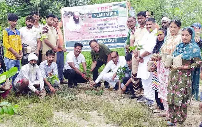 पूज्य गुरू जी के पवित्र अवतार दिवस की खुशी में किया पौधारोपण