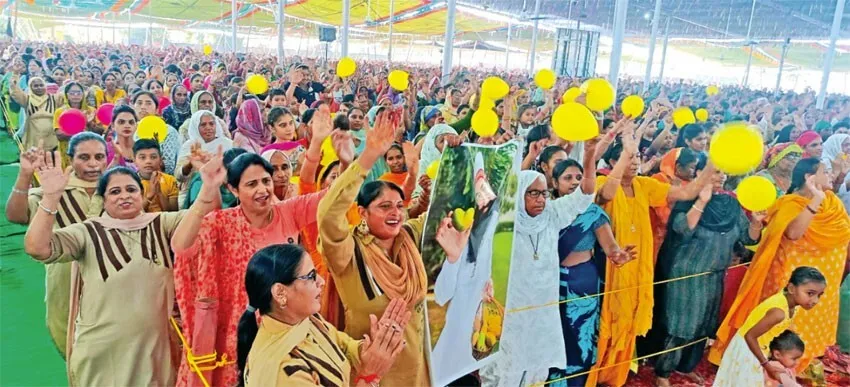डेरा बस्सी में पूज्य गुरु जी द्वारा गाए गए भजन पर जमकर नाची साध-संगत