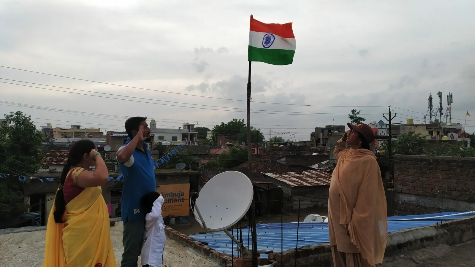 नागपुर के डेरा श्रद्धालु छवि इन्सां ने अपने पोते के जन्म दिन पर तिरंगा फहराया