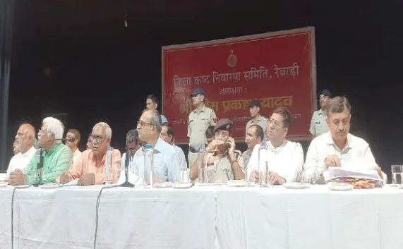 मंत्री ओमप्रकाश यादव ने ग्राम सचिव को किया सस्पेंड