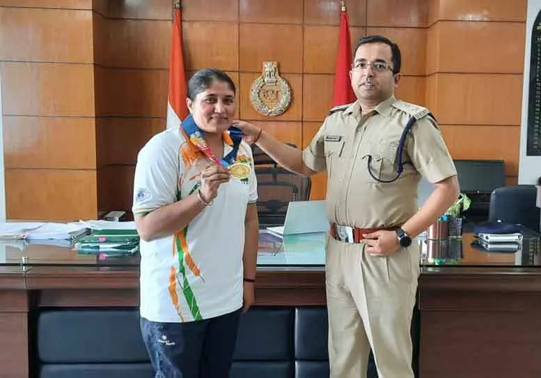 गोल्ड मेडल जीतकर लौटी महिला हैड कांस्टेबल को एसपी ने किया सम्मानित