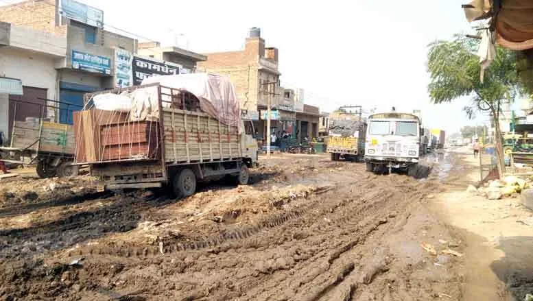 मिस्त्री मार्केट में फेंका कचरा, दुकानदार आक्रोशित
