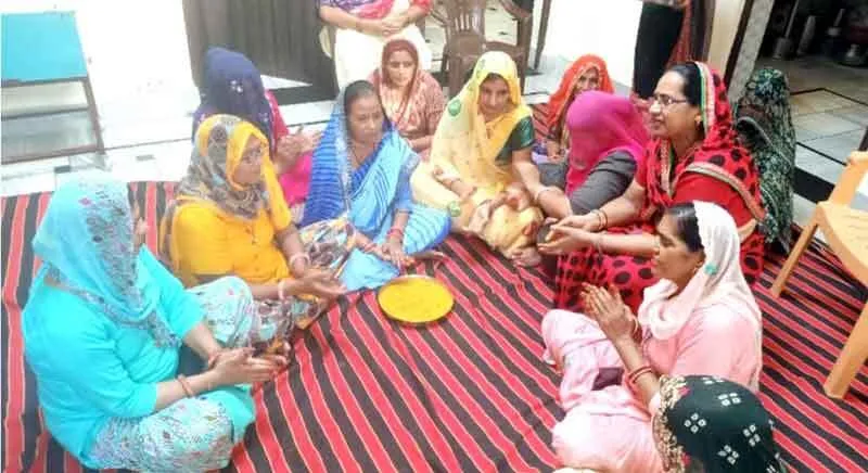जानें, राजस्थान की साध-संगत क्यों बाट रही है पीले चावल