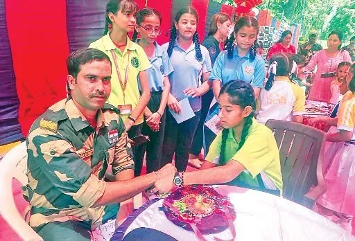 राखी का पवित्र त्यौहार : छात्राओं ने बीएसएफ जवानों की कलाईयों पर बांधी राखियां