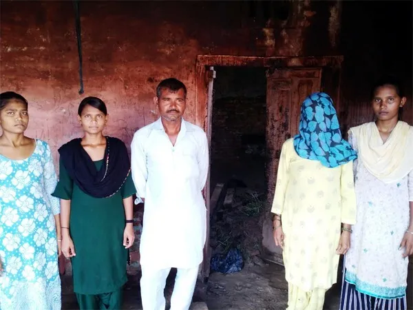 गरीब मजदूर की अचानक गिरी छत, बाल-बाल बचा परिवार