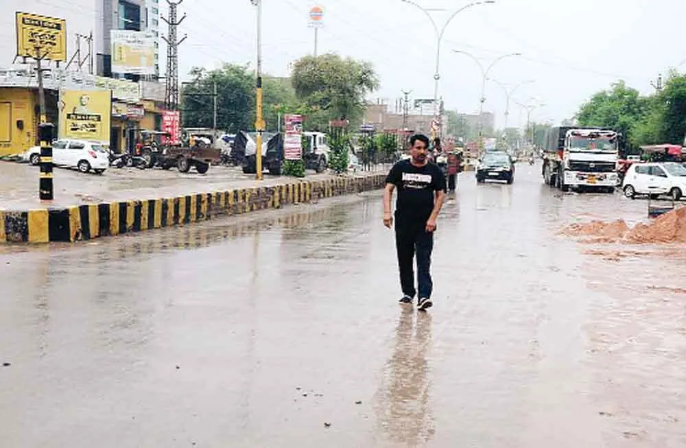 भादो में भी बरसात की झड़ी शहर में देर रात से हो रही है रुक-रुक कर बारिश