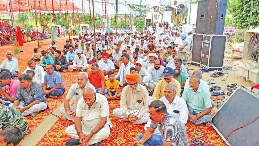 टोहाना की साध संगत झूमी, एक दूसरे को दी शुभकामनाएं