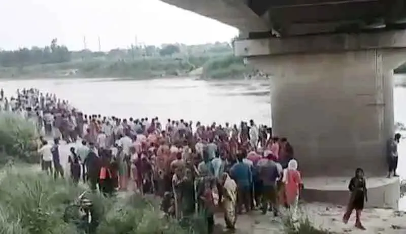 दो दर्जन से अधिक लोगों को ले जा रही ट्रैक्टर ट्राली नदी में गिरी