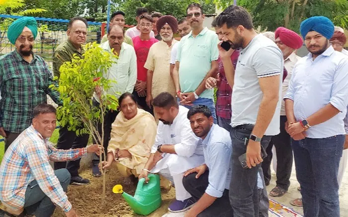 पवित्र अवतार दिवस को समर्पित कैबिनेट मंत्री ने मलोट में लगाया पौधा