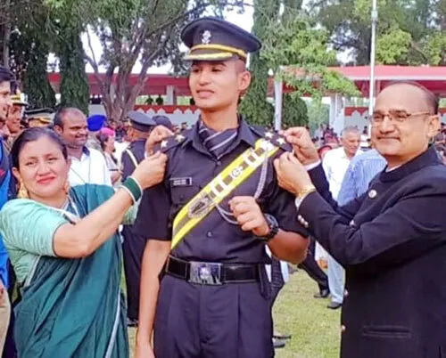 लेफ्टिनेंट बनकर लौटा उज्वजल सोनी, किया स्वागत