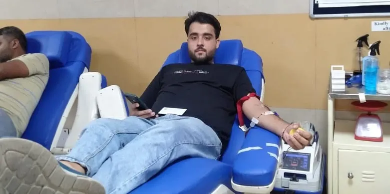 दोस्तों के साथ मिलकर जन्मदिन पर किया थैलेसीमिया पीड़ित बच्चों के लिए खून दान