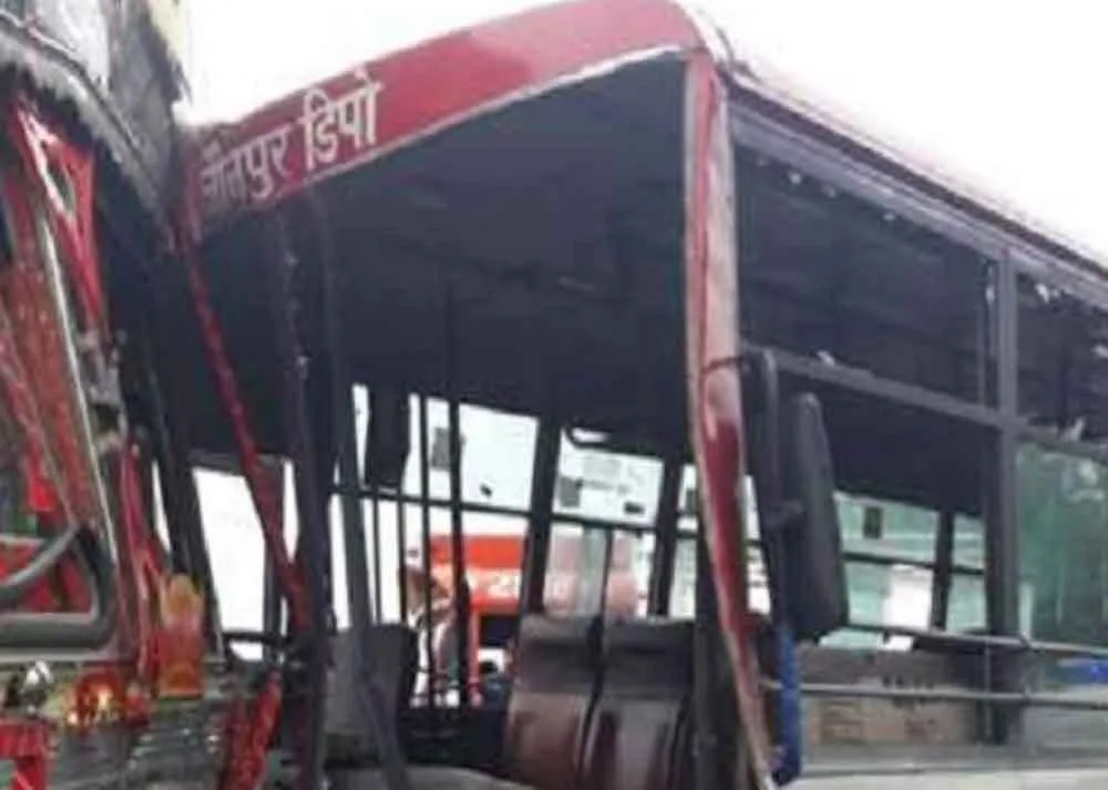 रोडवेज की बस अनियंत्रित होकर दुकान में घुसी सभी यात्री सुरक्षित