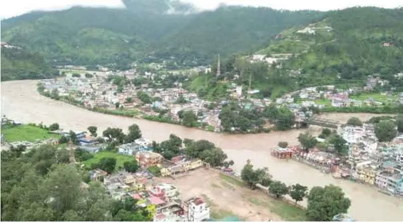 उत्तराखंड: बागेश्वर में पहाड़ी का बड़ा हिस्सा गिरा, राजमार्ग अवरुद्ध, कुमाऊँ में 60 सड़कें अवरुद्ध