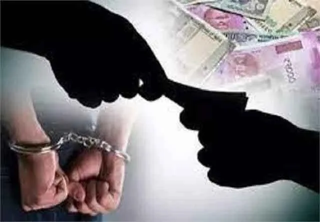 विजिलेंस ने चपरासी को 12 हजार रुपये की रिश्वत लेते रंगे हाथ पकड़ा