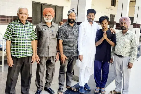 इंसानियत: दो मंदबुद्धि बेसहारा घूम रहे थे, डेरा के सेवादारों ने देखा और तुरंत अस्पताल में भर्ती कराया