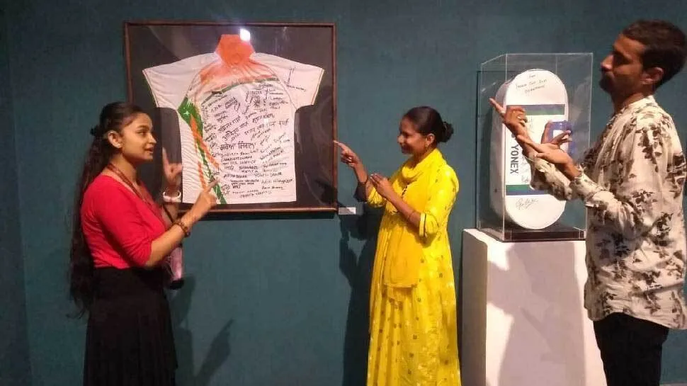 प्रधानमंत्री को मिले उपहार, सांकेतिक भाषा में देख, समझ सके दृष्टि बाधित दिव्यांग