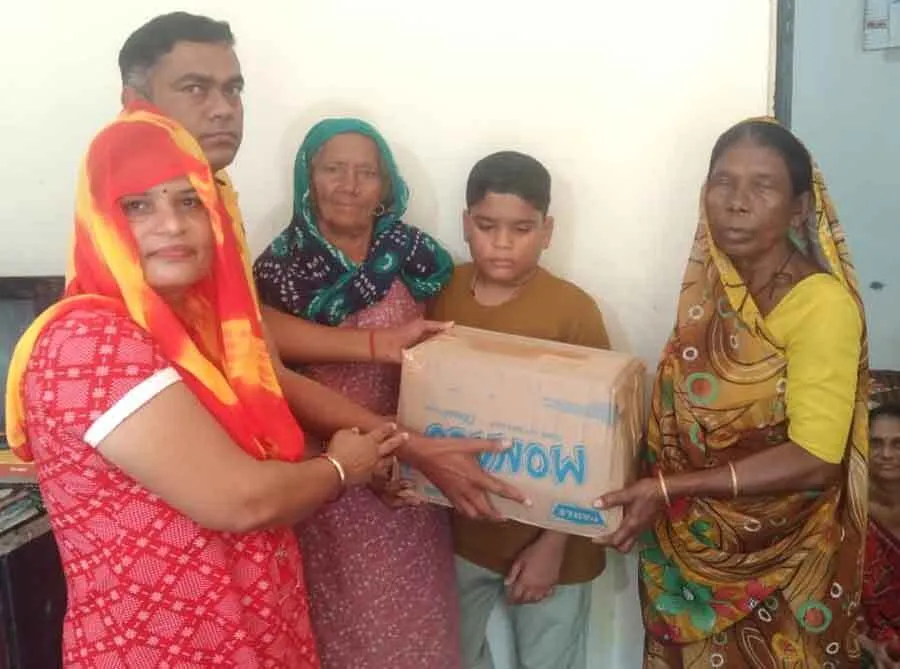 गुजरात के डेरा श्रद्धालु ने जरूरतमंद परिवारों को दिया राशन