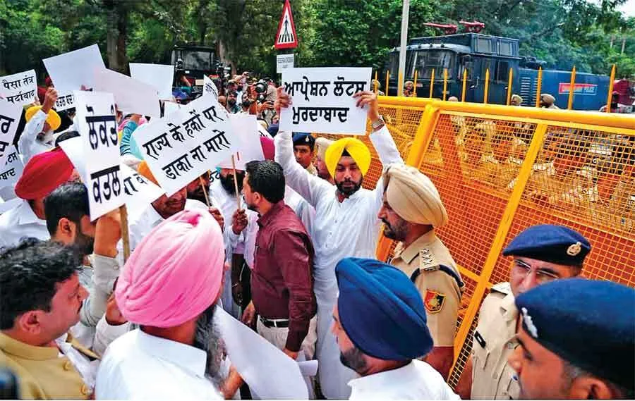 राज्यपाल के सैशन रद्द से भड़के ‘आप’ विधायक, निकाला मार्च