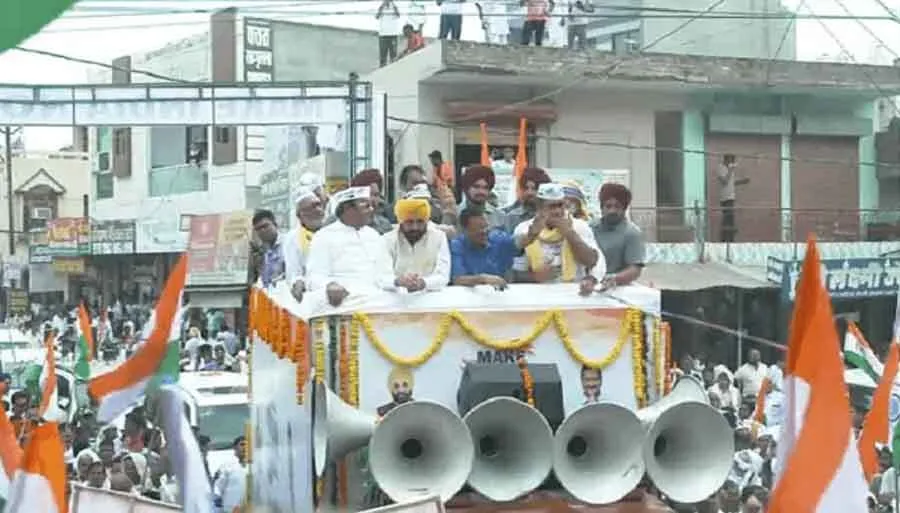 मेक इंडिया वन मिशन के तहत हिसार के आदमपुर में आप ने निकाली तिरंगा यात्रा
