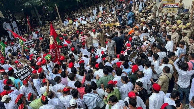 राजभवन के पहले पुलिस ने सपा का पैदल मार्च रोका, धरने पर बैठे अखिलेश
