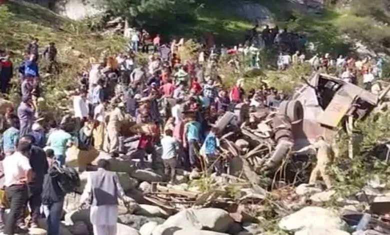 पुंछ में बड़ा हादसा: खाई में गिरी सवारियों से भरी बस, 10 की मौत