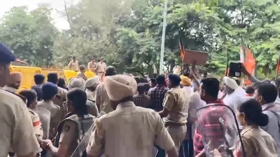 भाजपा कार्यकर्ताओं ने मान सरकार के खिलाफ किया प्रदर्शन, पुलिस ने वाटर कैनन से खदेड़ा