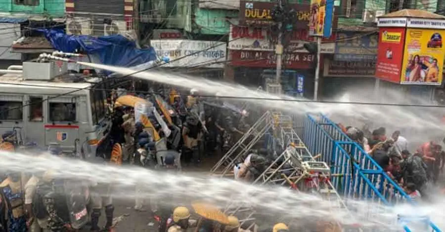 बंगाल का सियासी बवाल: पुलिस वैन फूंकी, आंसू गैस के गोले, भाजपा नेता अधिकारी गिरफ्तार